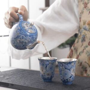 High-end handmade blue-and-white beauty teapot, household Gongfu tea set, used for brewing tea in teapot and cups. Model E51. 6