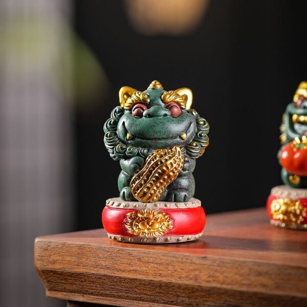 Creative Chinese style lion ornaments with gold and good persimmons, a pair of gift boxes