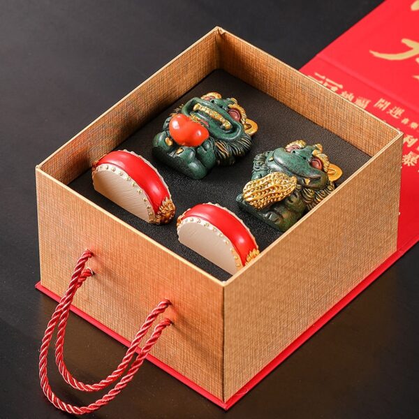 Creative Chinese style lion ornaments with gold and good persimmons, a pair of gift boxes