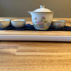 Exquisite Oriental Floral Porcelain Tea Set - Portable Brewing Gaiwan with Strainer and 3 Tasting Cups