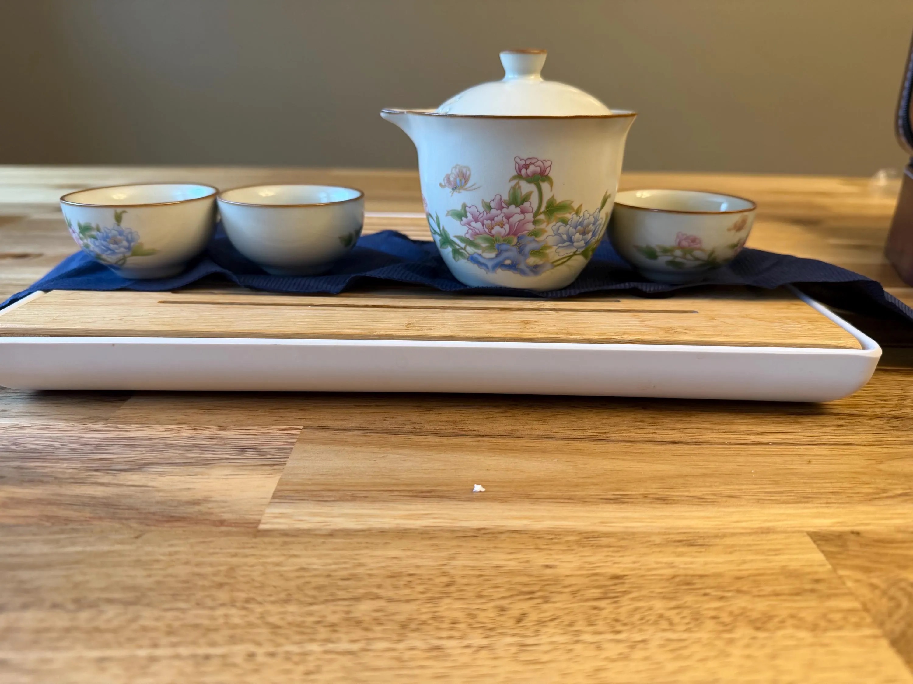 Exquisite Oriental Floral Porcelain Tea Set - Portable Brewing Gaiwan with Strainer and 3 Tasting Cups